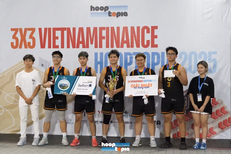 Niềm vui vỡ òa của các chàng trai JIS khi đăng quang ngôi vô địch 3x3 HoopTopia 2025