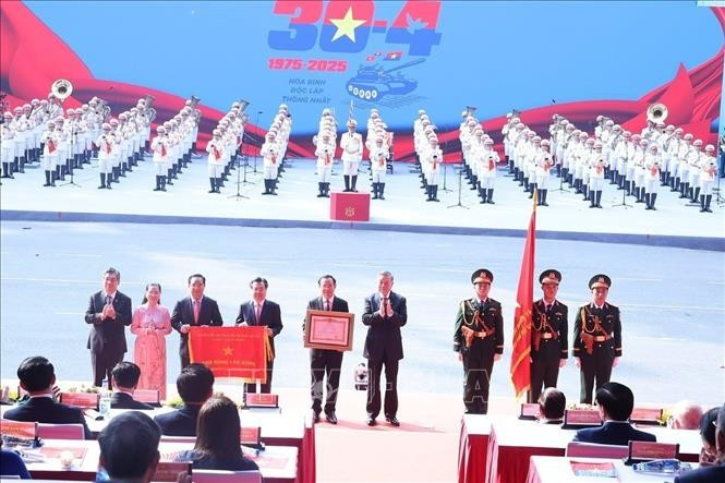 Tổng Bí thư Tô Lâm, thay mặt lãnh đạo Đảng, Nhà nước trao tặng danh hiệu “Anh hùng Lao động” cho Đảng bộ, Chính quyền và Nhân dân TPHCM. (Ảnh: TTXVN) Tổng Bí thư Tô Lâm, thay mặt lãnh đạo Đảng, Nhà nước trao tặng danh hiệu “Anh hùng Lao động” cho Đảng bộ, Chính quyền và Nhân dân TPHCM. (Ảnh: TTXVN)