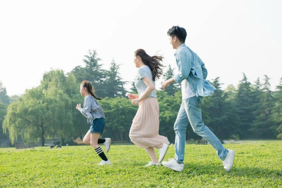Cha mẹ nên khuyến khích con thử những điều khác nhau và khám phá sở thích cũng như tiềm năng của mình. (Ảnh: ITN). 2-cha-me-nen-khuyen-khich-con.jpg
