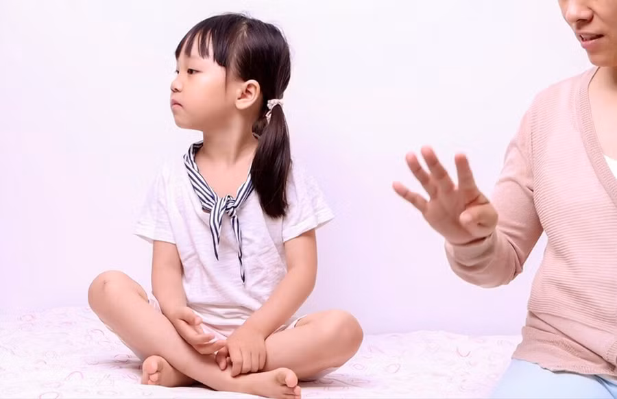 Nếu cha mẹ hơi tức giận, họ vẫn nên đến bên con, giúp con dừng việc đang làm, nhìn con và nói những điều con muốn nghe bằng giọng nhẹ nhàng. (Ảnh: ITN).