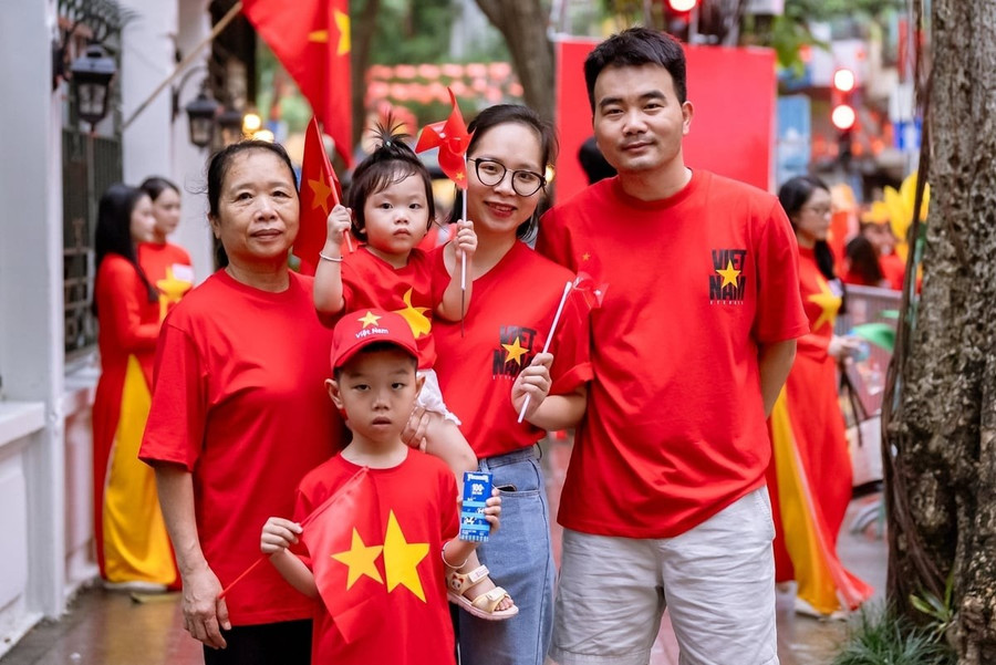 Nhiều đại gia đình đã đến với ngày hội lớn của non sông để con được chứng kiến, được cảm nhận và bắt đầu yêu tổ quốc từ những điều giản dị nhất.