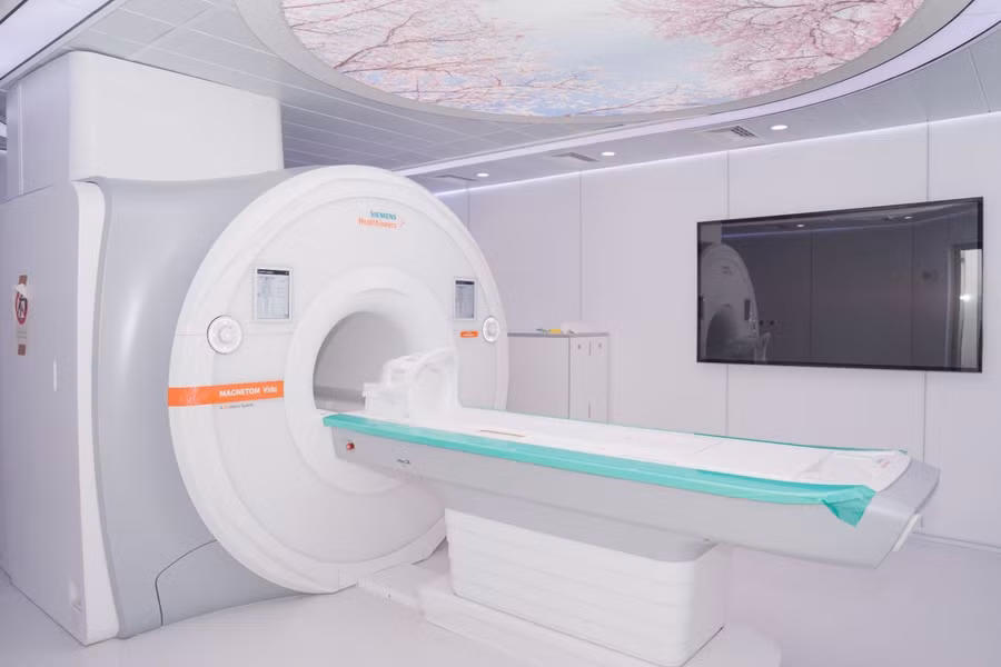 Không gian chụp MRI thế hệ mới: Rộng rãi, giảm ồn, tối ưu trải nghiệm cho người bệnh.