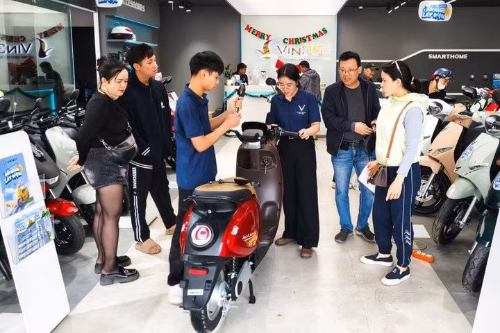 Cửa hàng của anh Hiệu luôn thu hút đông đảo khách hàng.