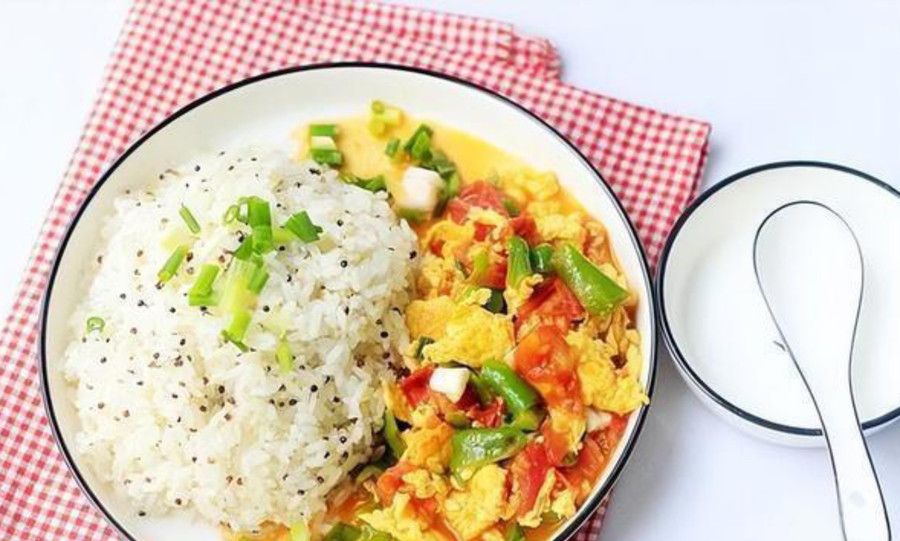 Nếu có sẵn cơm hoặc mì, bạn cũng nên thử dùng để hút bớt muối trong món ăn. (Ảnh: ITN) 3-neu-co-san-com.jpg