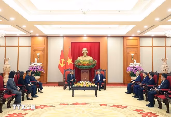 Tổng Bí thư Tô Lâm tiếp Đại sứ Philippines tại Việt Nam Meynardo Los Banos Montealegre. (Ảnh: Thống Nhất/TTXVN).