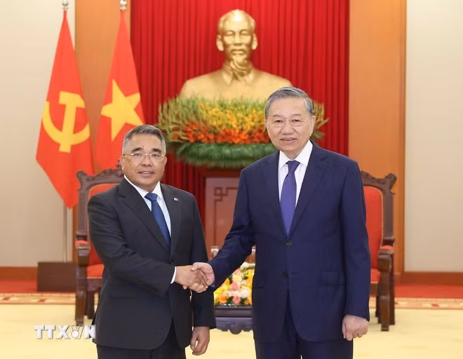 Tổng Bí thư Tô Lâm tiếp Đại sứ Philippines tại Việt Nam Meynardo Los Banos Montealegre. (Ảnh: Thống Nhất/TTXVN).