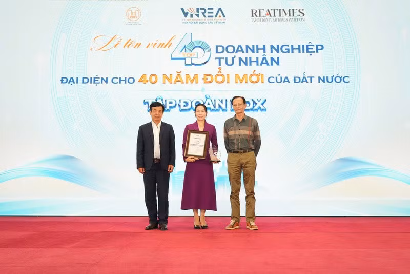 Bà Phạm Thị Vân Hà – Phó Chủ tịch HĐQT ROX Group nhận biểu trưng và chứng nhận từ Ban tổ chức