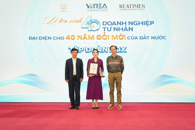 Bà Phạm Thị Vân Hà – Phó Chủ tịch HĐQT ROX Group nhận biểu trưng và chứng nhận từ Ban tổ chức Bà Phạm Thị Vân Hà – Phó Chủ tịch HĐQT ROX Group nhận biểu trưng và chứng nhận từ Ban tổ chức