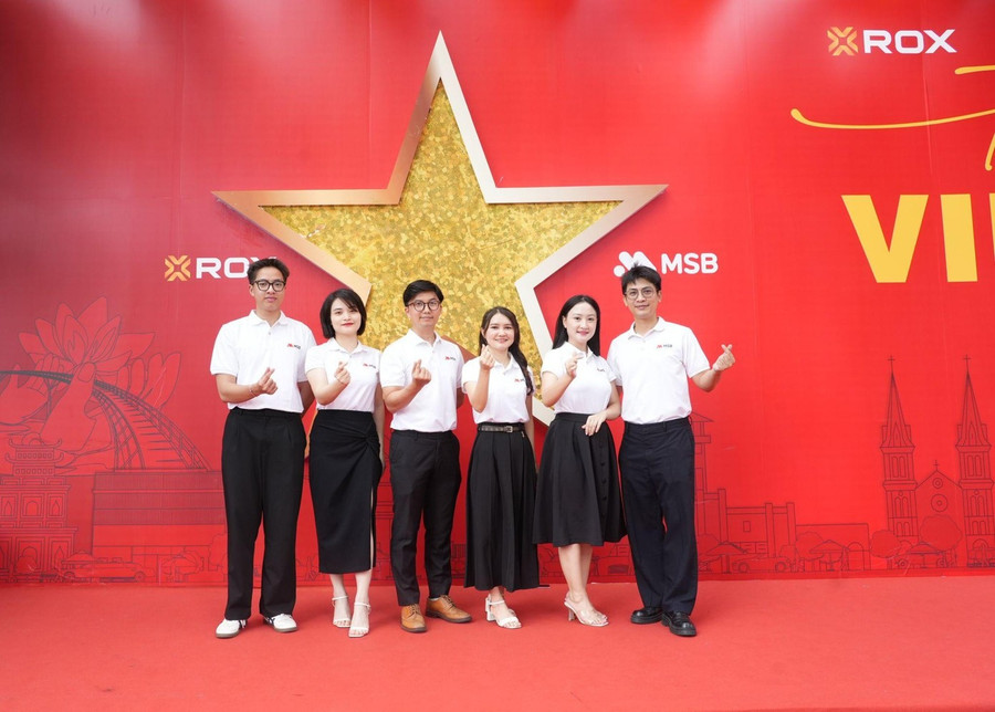 CBNV văn phòng làm việc tại toà nhà hân hoan lưu lại hình ảnh cùng đồng nghiệp, như một cách lan tỏa niềm tự hào dân tộc và tinh thần đoàn kết. CBNV văn phòng làm việc tại toà nhà hân hoan lưu lại hình ảnh cùng đồng nghiệp, như một cách lan tỏa niềm tự hào dân tộc và tinh thần đoàn kết.