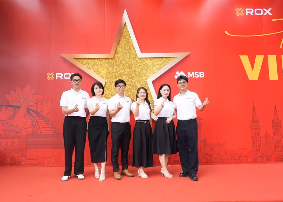 CBNV văn phòng làm việc tại toà nhà hân hoan lưu lại hình ảnh cùng đồng nghiệp, như một cách lan tỏa niềm tự hào dân tộc và tinh thần đoàn kết.