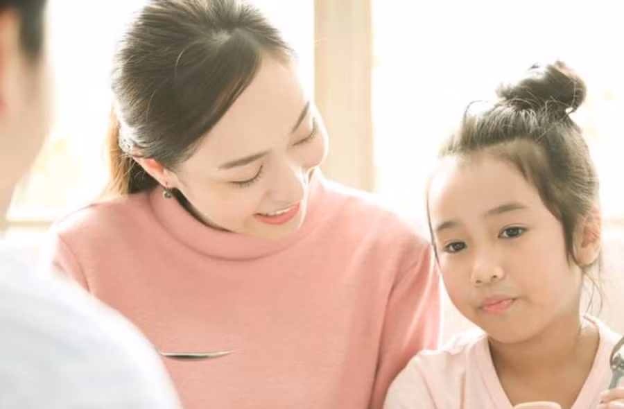 Hơn 70% trẻ em trong quá trình trưởng thành đã chịu ảnh hưởng tiềm ẩn từ cách khen ngợi của cha mẹ hoặc người khác. (Ảnh: ITN)