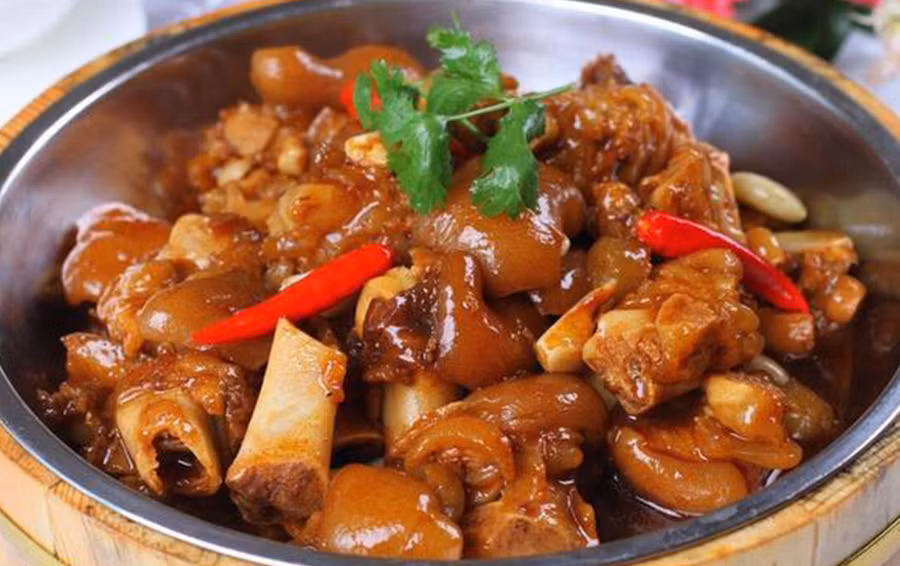 Sự hòa quyện giữa bánh gạo và đùi gà tạo nên món ăn thơm ngon. (Ảnh: ITN).