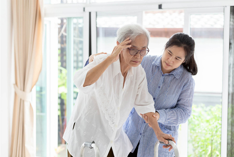 Khi cha mẹ trở nên thận trọng và e dè trước mặt bạn, bạn cần suy nghĩ xem mình có phải là người con hiếu thảo không. (Ảnh: ITN). 2-khi-cha-me-tro-nen-than-trong.jpg