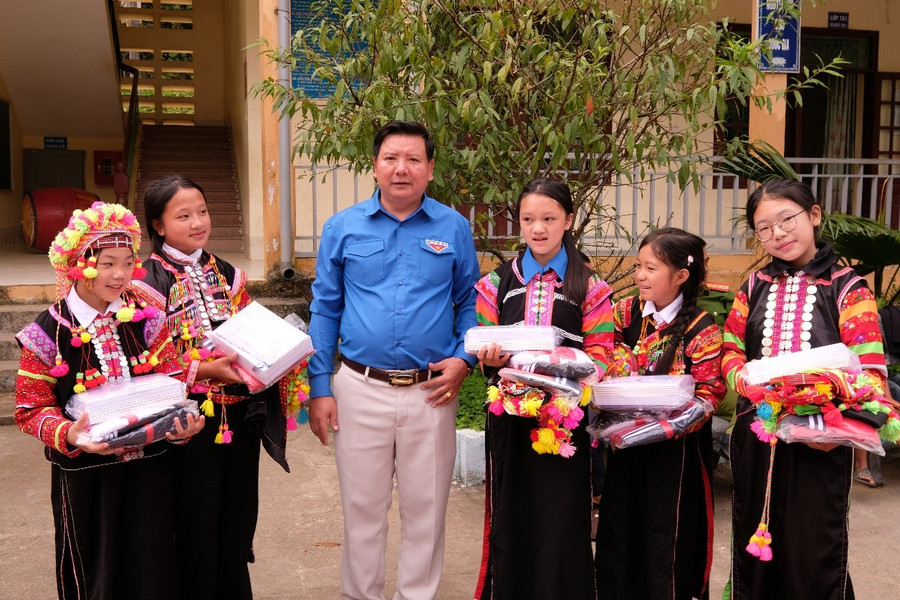 Đồng chí Lỳ Phù Cà - Phó Bí thư thường trực Đảng ủy xã Bum Nưa - tham gia trao quà cho các em học sinh image015.jpg