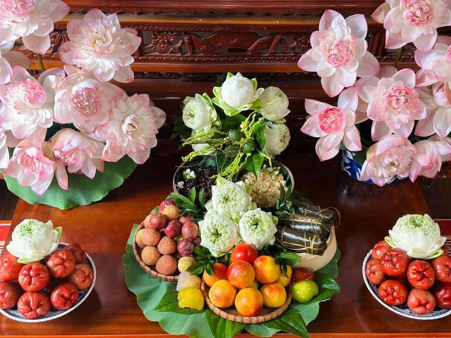 Mâm lễ thơm ngát hương hoa sen, hoa cau, hoa nhài.