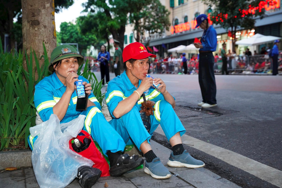 Phút nghỉ ngơi và tiếp thêm chút năng lượng bằng sữa tươi Vinamilk của các chị góp phần quan trọng để đại lễ diễn ra với những tuyến đường sạch sẽ, ngăn nắp.