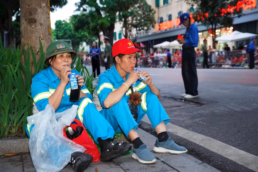 Phút nghỉ ngơi và tiếp thêm chút năng lượng bằng sữa tươi Vinamilk của các chị góp phần quan trọng để đại lễ diễn ra với những tuyến đường sạch sẽ, ngăn nắp.
