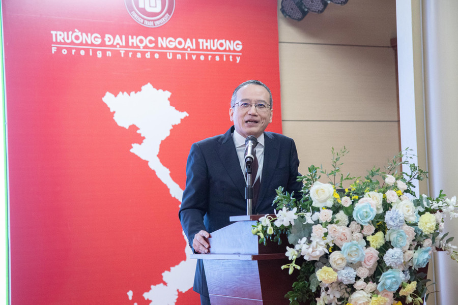 Ông Ozasa Haruhiko - Trưởng đại diện Jetro tại Việt Nam chia sẻ tại Hội thảo. image011.jpg