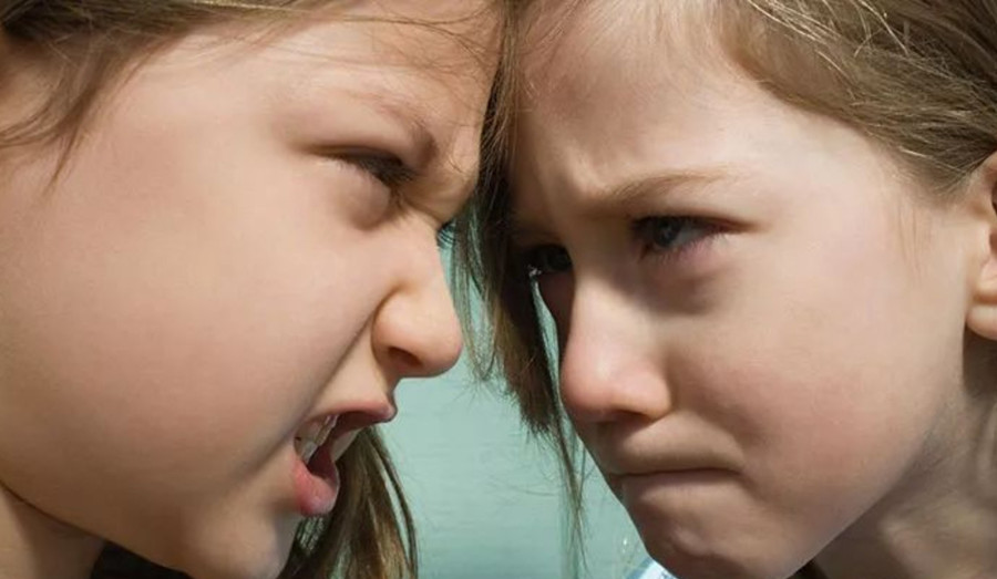 Người lớn nên thiết kế một số tình huống xung đột trong sinh hoạt bình thường, hướng dẫn trẻ thảo luận và mô phỏng đóng vai. (Ảnh: ITN).