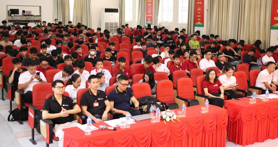 Các doanh nghiệp như: Công ty TNHH Kennametal Việt Nam, Công ty TNHH XtechFuture, Công ty TNHH MP Tech Vina, Công ty TNHH Cơ khí chính xác Alpha Tech Việt Nam đã dành tặng hàng trăm suất học bổng có giá trị hàng chục/nhiều chục triệu đồng cho tân SV Khoa Công nghệ Cơ khí. Các doanh nghiệp như: Công ty TNHH Kennametal Việt Nam, Công ty TNHH XtechFuture, Công ty TNHH MP Tech Vina, Công ty TNHH Cơ khí chính xác Alpha Tech Việt Nam đã dành tặng hàng trăm suất học bổng có giá trị hàng chục/nhiều chục triệu đồng cho tân SV Khoa Công nghệ Cơ khí.