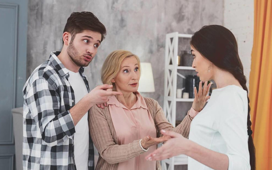 Một người đàn ông không thể dùng quyền lực hay tình yêu để ép buộc vợ mình nhắm mắt làm ngơ trước sự đối xử bất công. (Ảnh: ITN). 1-dan-ong-khong-gioi-xu-ly.jpg