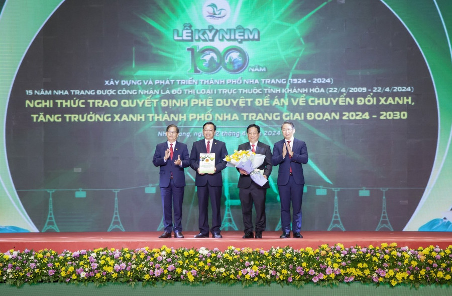 Đại diện VinUni tại Lễ Trao quyết định Phê duyệt Đề án Chuyển đổi xanh tỉnh Khánh Hoà. anh-4.jpg