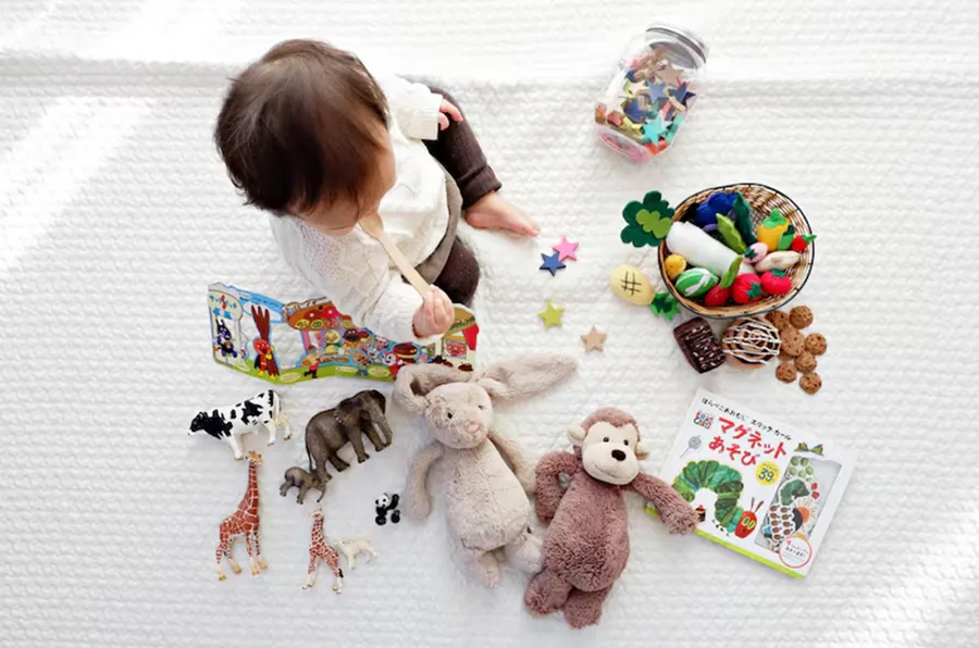 Nên chọn đồ chơi làm từ vật liệu không độc hại như gỗ, bông hữu cơ hoặc nhựa không chứa BPA. (Ảnh: ITN).
