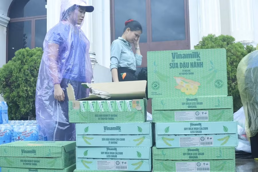 Các sản phẩm dinh dưỡng Vinamilk đã đến tận tay người dân vùng lũ xã Diên Điền, Diên An tỉnh Khánh Hòa - Ảnh: Vi Nam