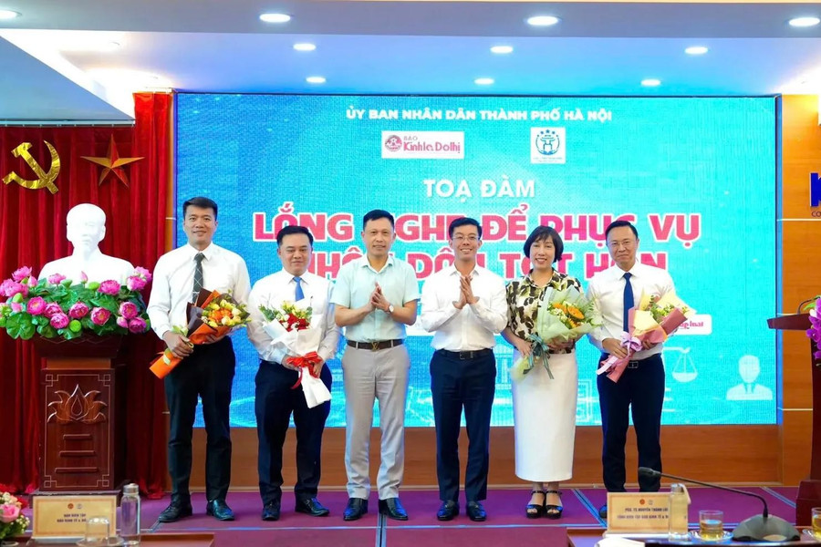 PGS.TS Nguyễn Thành Lợi - Tổng Biên tập Báo Kinh tế & Đô thị và ông Cù Ngọc Trang, Giám đốc Trung tâm Phục vụ hành chính công TP Hà Nội tặng hoa các diễn giả tham gia toạ đàm PGS.TS Nguyễn Thành Lợi - Tổng Biên tập Báo Kinh tế & Đô thị và ông Cù Ngọc Trang, Giám đốc Trung tâm Phục vụ hành chính công TP Hà Nội tặng hoa các diễn giả tham gia toạ đàm