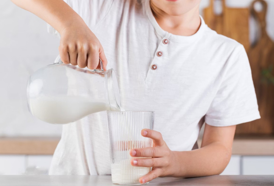 Protein và chất béo trong sữa có hàm lượng cao, uống lâu dài với lượng lớn có thể làm tăng gánh nặng cho đường tiêu hóa. (Ảnh: ITN)