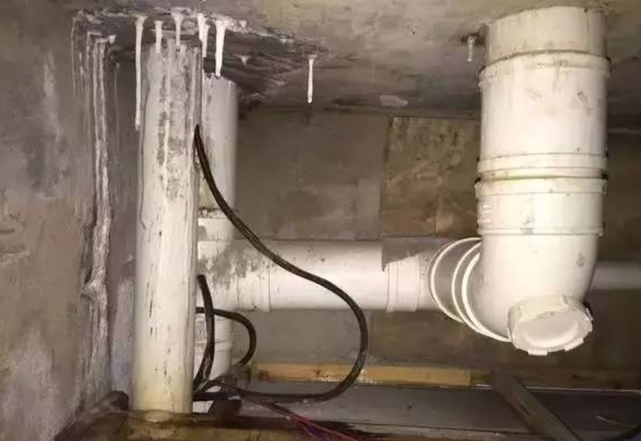Nếu vấn đề ngập nước tầng hầm nghiêm trọng và không thể tự giải quyết, gia chủ nên thuê dịch vụ từ các công ty chống thấm tầng hầm chuyên nghiệp để xử lý. (Ảnh: ITN). 2-neu-van-de-ngap-nuoc.jpg