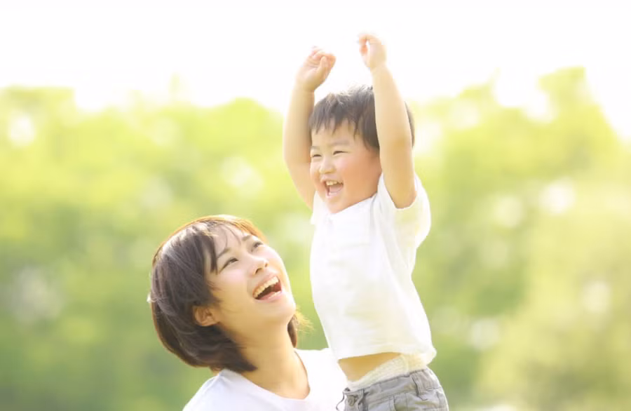 Cha mẹ phải dùng tình yêu và trí tuệ để dẫn dắt trẻ. (Ảnh: ITN).