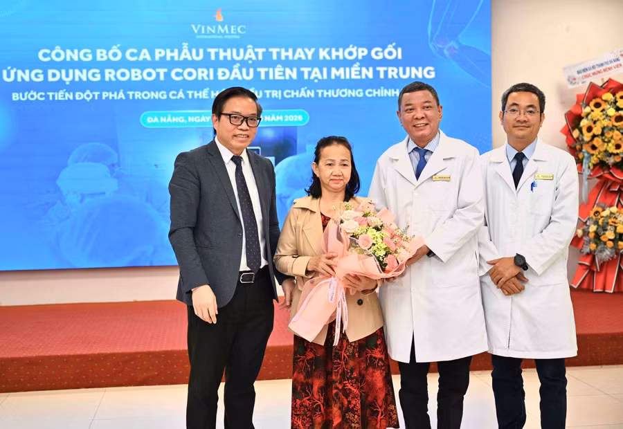 Bệnh nhân Phan Thị Nghiệp tham dự lễ công bố ca phẫu thuật thay khớp gối ứng dụng robot CORI đầu tiên tại miền Trung.