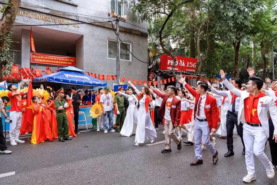 Sau khi tiếp dinh dưỡng tại các điểm tiếp ứng của Vinamilk, đoàn diễu hành tiếp tục nhiệm vụ trong sự cổ vũ của người dân hai bên đường.