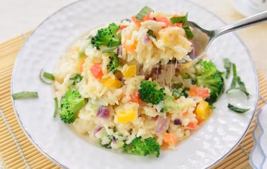 Chia nhỏ phần cơm thừa trước khi để trong tủ lạnh, lấy ra và trộn với nhiều nguyên liệu khác nhau để làm cơm rang. (Ảnh: ITN).