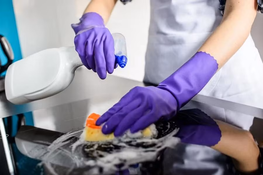 Làm sạch và khử trùng các bề mặt “thường xuyên chạm vào” xung quanh nhà. (Ảnh: ITN)