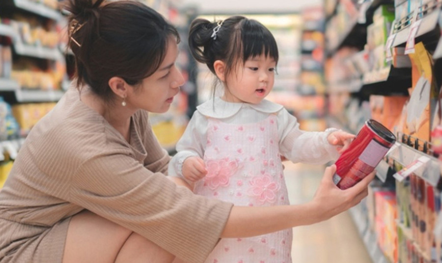 Cha mẹ cần rèn luyện thói quen ăn uống lành mạnh cho con. (Ảnh: ITN)
