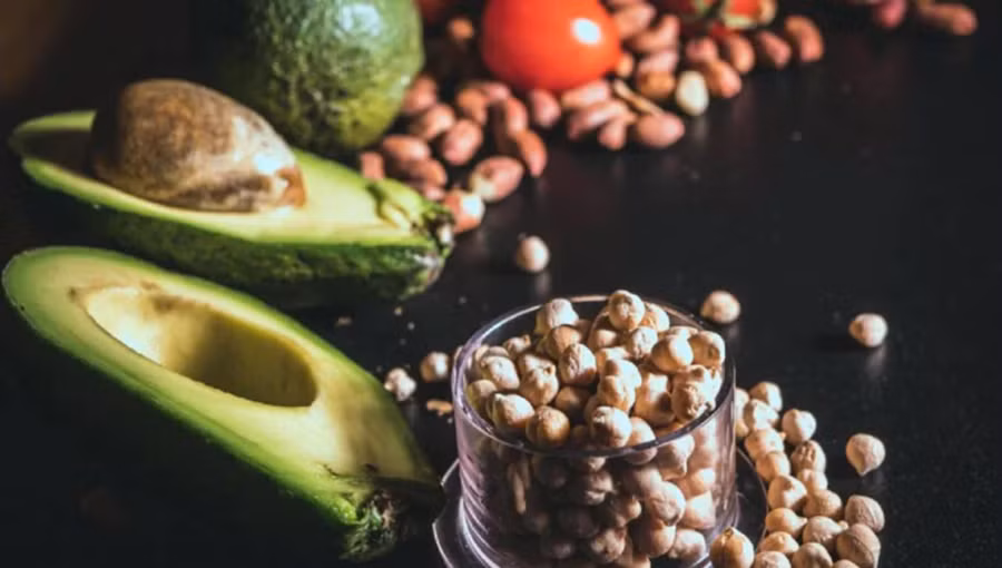 Một số loại thực phẩm, như men vi sinh, trái cây và rau quả giàu chất xơ, có thể ảnh hưởng tích cực đến vi khuẩn đường ruột, do đó ảnh hưởng đến tâm trạng và sức khỏe tinh thần. (Ảnh: ITN)