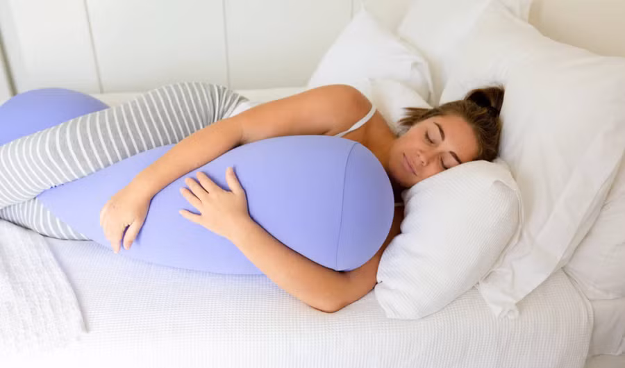 Ảnh hưởng của gối ôm đến chất lượng giấc ngủ được nhiều người quan tâm. (Ảnh: ITN).