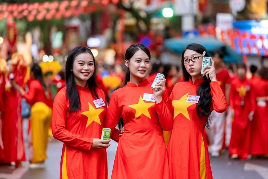 Các bạn trẻ chia sẻ rằng các bạn ấn tượng với mẫu mã bao bì của các sản phẩm dinh dưỡng Vinamilk. Các bạn cảm thấy rất vui và tự hào khi hôm nay được &quot;diễu hành&quot; cùng thương hiệu sữa quốc dân trong ngày vui toàn dân.