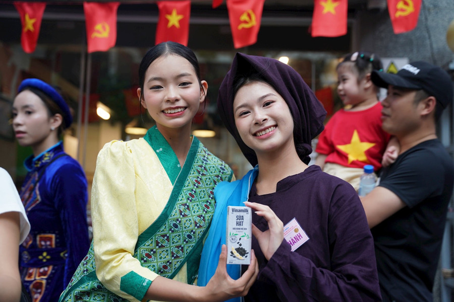 Những sản phẩm dinh dưỡng của Vinamilk góp phần mang đến những nụ cười cho các cô gái trẻ đại diện cho các dân tộc ở Việt Nam tham gia diễu hành.