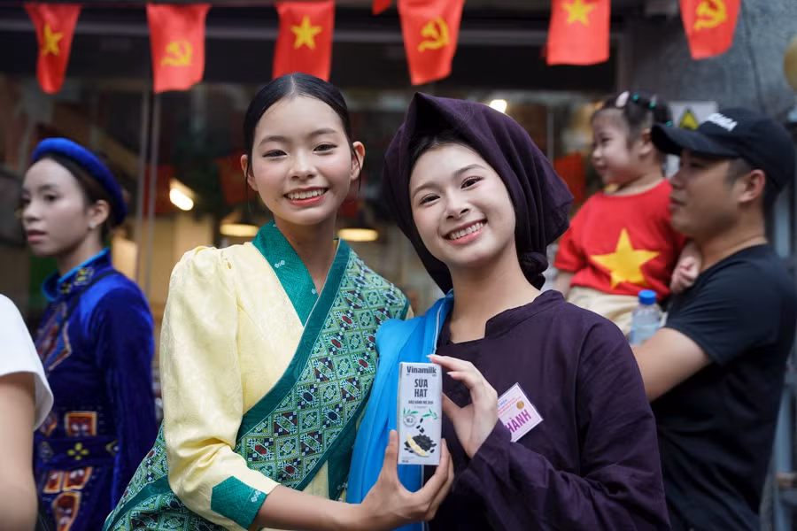 Những sản phẩm dinh dưỡng của Vinamilk góp phần mang đến những nụ cười cho các cô gái trẻ đại diện cho các dân tộc ở Việt Nam tham gia diễu hành.