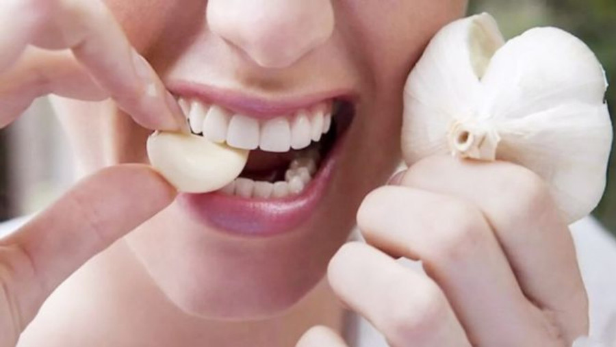 Nếu bạn ăn tỏi khi đói, niêm mạc dạ dày sẽ như "người không mặc áo mưa chạy trong dầu ớt". (Ảnh: ITN)