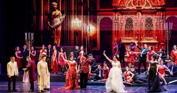 Tiếng hợp xướng vang lên trong bản Libiamo ne’ lieti calici (Hãy cùng uống những ly rượu vui), khắc họa thế giới phù hoa của giới thượng lưu Paris.