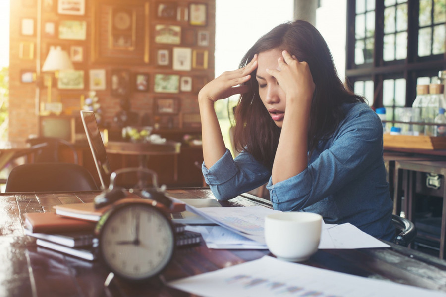 Giá nhà cao và văn hóa tiêu dùng hiện nay khiến giới trẻ rơi vào vòng luẩn quẩn “kiếm tiền - trả nợ - tiêu dùng”. (Ảnh: ITN). 1-canh-tranh-viec-lam-gay-gat.jpg