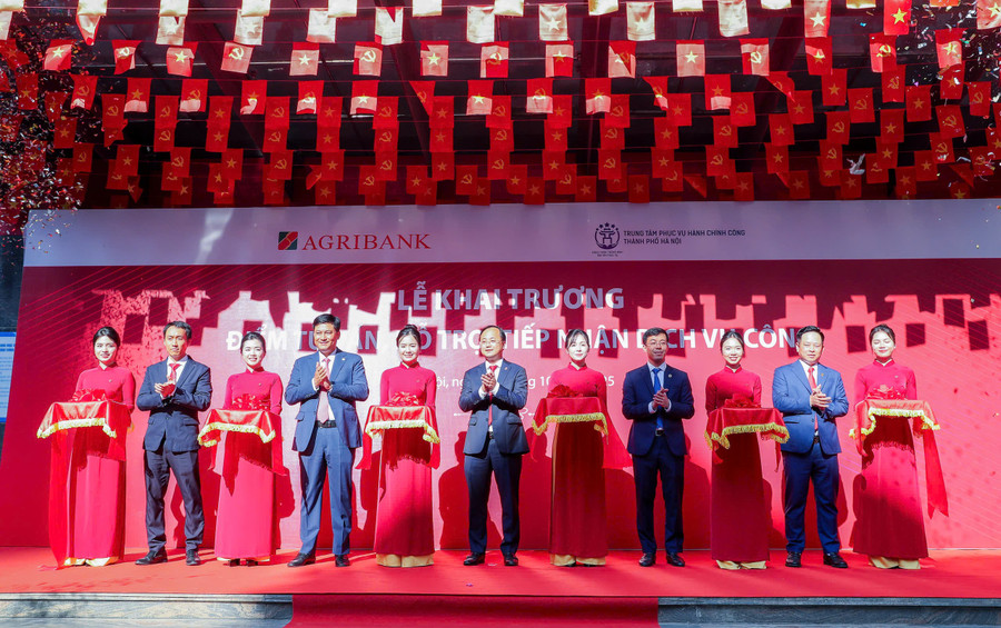 Các đại biểu cắt băng khai trương “Điểm tư vấn, hỗ trợ, tiếp nhận dịch vụ công” tại Hội sở Chi nhánh Hà Nội I Các đại biểu cắt băng khai trương “Điểm tư vấn, hỗ trợ, tiếp nhận dịch vụ công” tại Hội sở Chi nhánh Hà Nội I