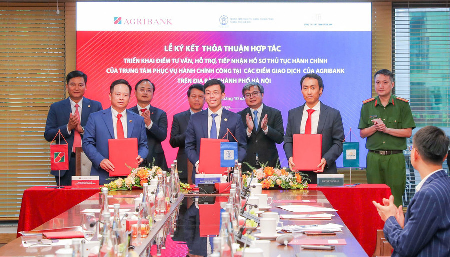 Đại diện 3 bên (Agribank - TTPVHCC - Công ty Luật TNHH Trần Anh) ký kết Thỏa thuận hợp tác. Đại diện 3 bên (Agribank - TTPVHCC - Công ty Luật TNHH Trần Anh) ký kết Thỏa thuận hợp tác.