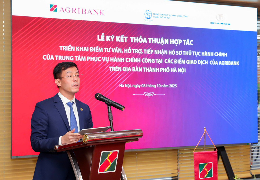 Ông Cù Ngọc Trang, Giám đốc Trung tâm Phục vụ Hành chính công Thành phố Hà Nội phát biểu tại lễ ký kết. Ông Cù Ngọc Trang, Giám đốc Trung tâm Phục vụ Hành chính công Thành phố Hà Nội phát biểu tại lễ ký kết.