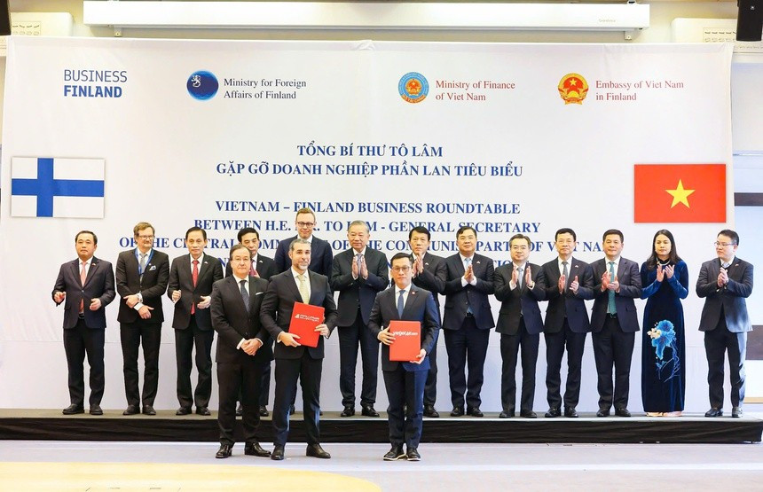 Tổng Bí thư Tô Lâm (giữa, hàng sau) chứng kiến và chúc mừng Vietjet và Airways Aviation trao thỏa thuận phát triển nguồn lực hàng không quốc tế tại Phần Lan Tổng Bí thư Tô Lâm (giữa, hàng sau) chứng kiến và chúc mừng Vietjet và Airways Aviation trao thỏa thuận phát triển nguồn lực hàng không quốc tế tại Phần Lan