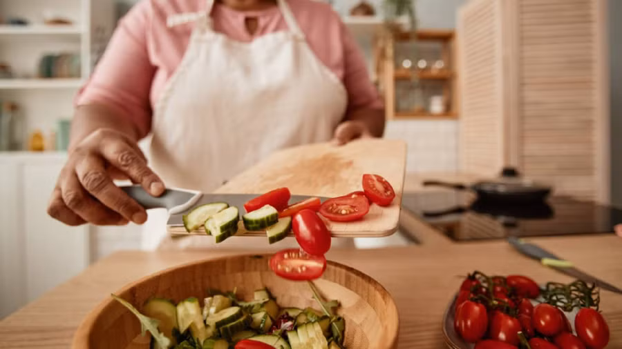 Mặc dù cà chua có rất nhiều lợi ích nhưng theo giới chuyên gia, bạn nên ăn ở mức độ vừa phải để phòng tránh một số tác dụng phụ nhất định. (Ảnh: ITN)